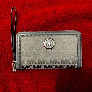MICHAEL KORS FULTON FLAT MULTIFUNCTION PHONE CASE